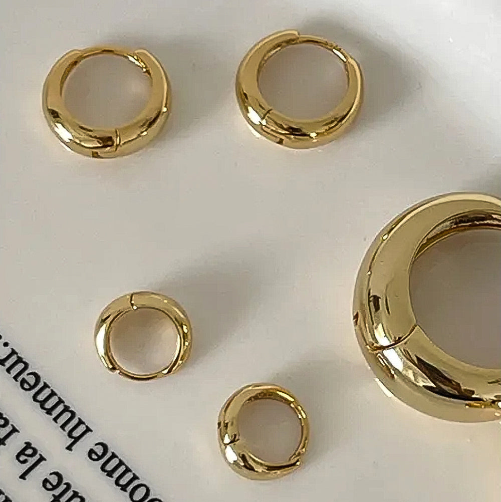 Minimal C-Hoop Earrings