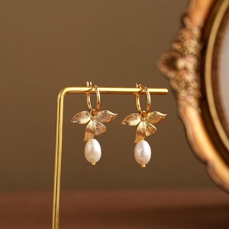 Dainty Floral Pearl Earirngs