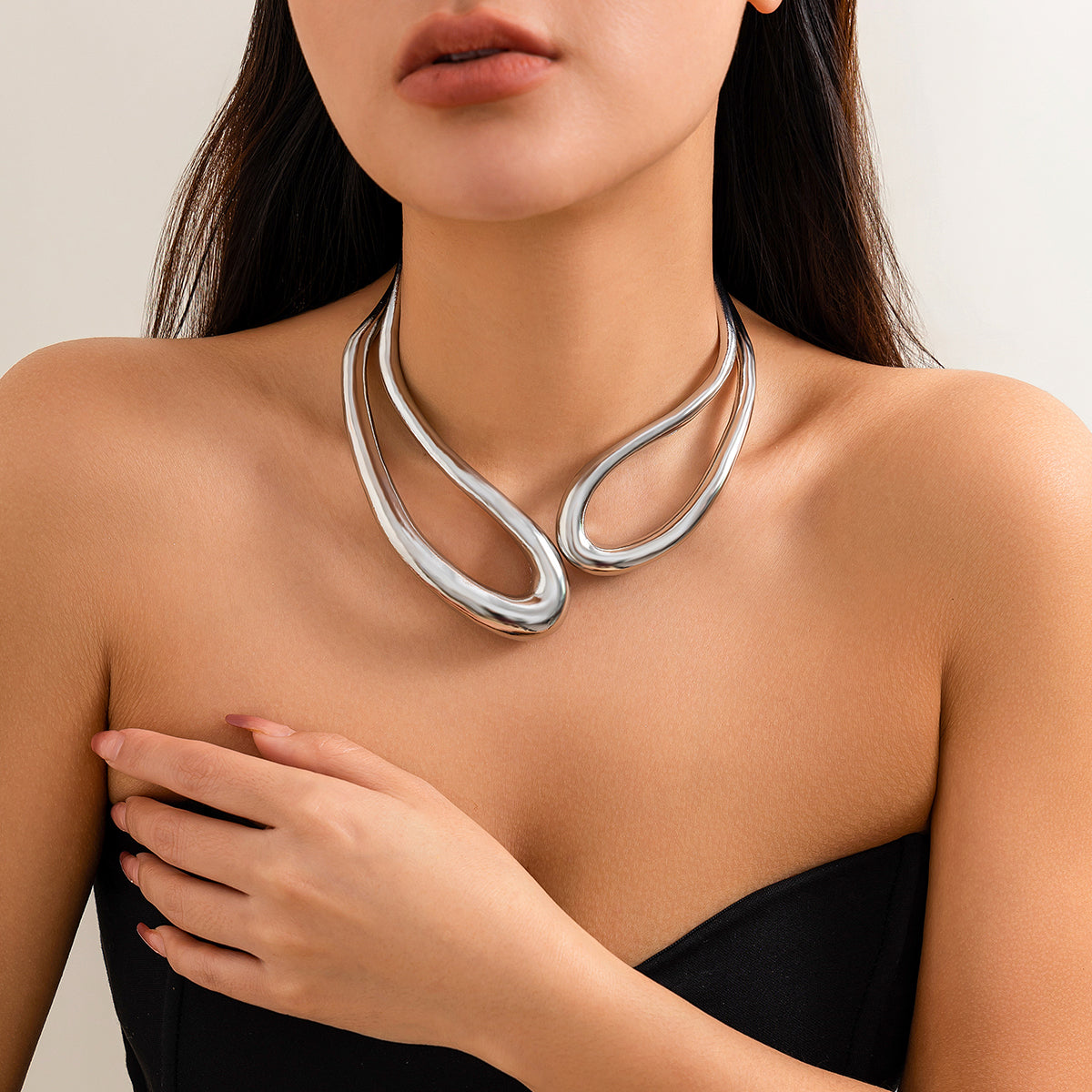 Fluid Curve Collar Necklace